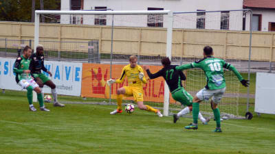 Irakli Sirbiladze skjuter mål mot Ekenäs IF.