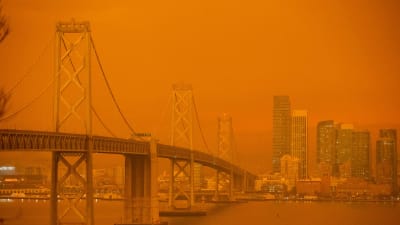 Brandröken färgade himlen orange i San Francisco. 
