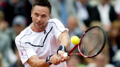 Robin Söderling slår bollen.