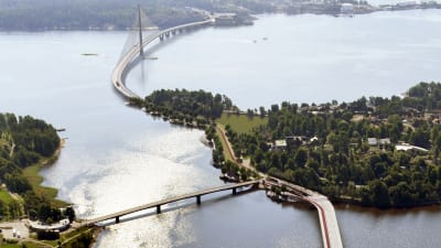 så ska bron över kronbergsfjärden se ut (vy över broarna till Högholmen och vidare till Degerö)