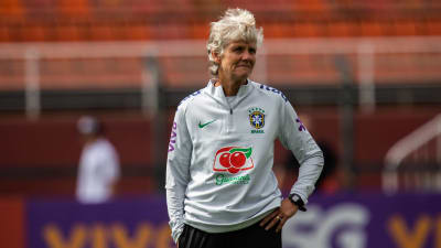 Pia Sundhage iklädd Brasiliens landslagsledartröja.
