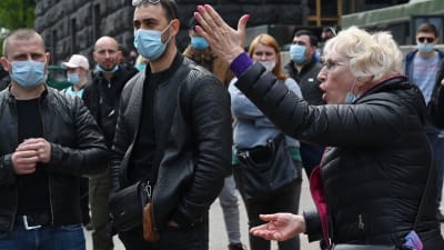 En kvinna gestikulerar under en demonstration mot coronarestriktionerna i Ukraina
