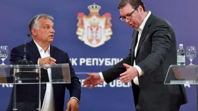 Ungerns premiärminister Viktor Orbán och Serbiens  president Aleksandar Vucic under en gemensam presskonferens i Belgrad 15.5.2020