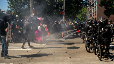 Demonstranter och polis i Seattle