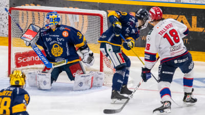 HIFK:s Teemu Tallberg sätter punkt för Lukkomålvakten Lassi Lehtinens rekordjakt.