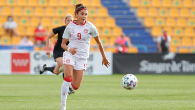 Nadia Nadim i landslagströjan. 