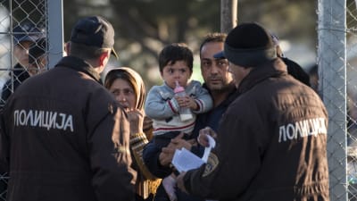 Myndigheterna i Makedonien kontrollerar flyktingars dokument vid gränsen mellan Grekland och Makedonien.