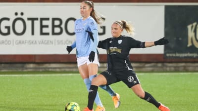 Emma Koivisto tacklar Georiga Stanway.
