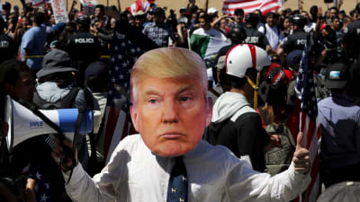 Trumpsupportrar och andra marscherar i Los Angeles på första maj 2017.