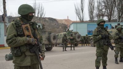 Oidentifierade soldater i uniformer utan beteckningar blockerar en ukrainsk militärbas i Balaklava på Krim