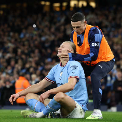 Erling Braut Haaland och Phil Foden firar.