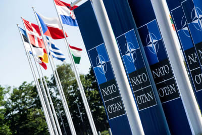 Flaggor utanför Natohögkvarteret.