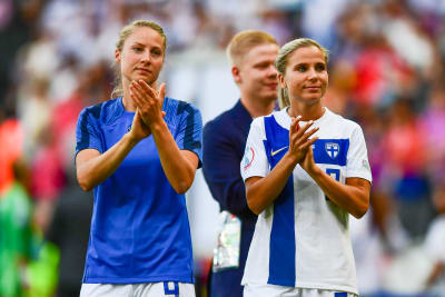 Juliette Kemppi och Tuija Hyyrynen tackar fans.
