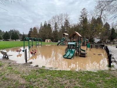 En översvämmad lekpark.