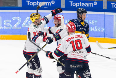 HIFK-spelare firar ett mål tillsammans.