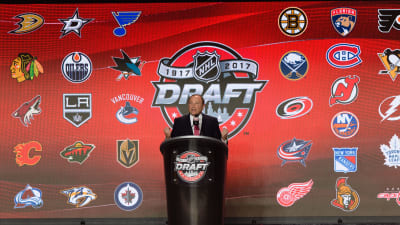 Gary Bettmann inför NHL-draften 2017.