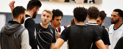 Tuomas Iisalo tränar sitt lag Telekom Baskets Bonn.