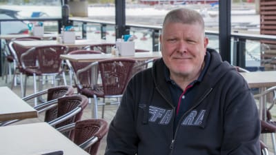 Personporträtt på Jarmo Grönman, sittandes i sin restaurang vid Borgå å.