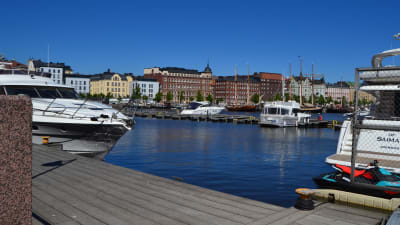 Båthamnen vid Skatudden i Helsingfors. Vid hamnen fins flera stora båtar.