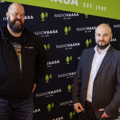 Radio Vasas ägare Anssi Marttinen och HSS Medias vd Niklas Nyberg. 