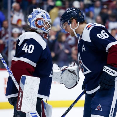 Aleksandr Georgijev och Mikko Rantanen firar segern på isen.
