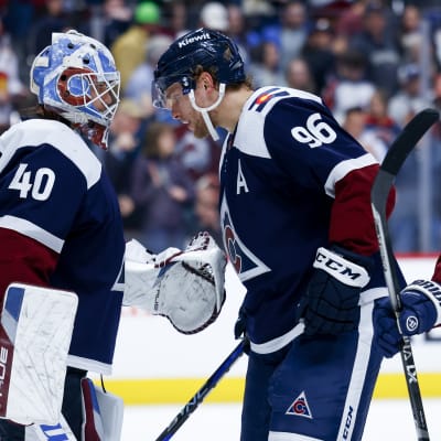 Aleksandr Georgijev och Mikko Rantanen firar segern på isen.