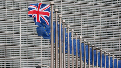 Den brittiska flaggan svajar tillsammans med EU-flaggor utanför Europeiska kommissionen i Bryssel inför David Camerons besök den 29 januari 2016.