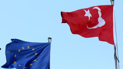 EU:s och Turkiets flaggor. 