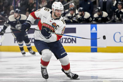 Aleksander Barkov spelar ishockey.