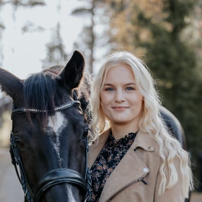 Författaren Wilma Möller med en häst.