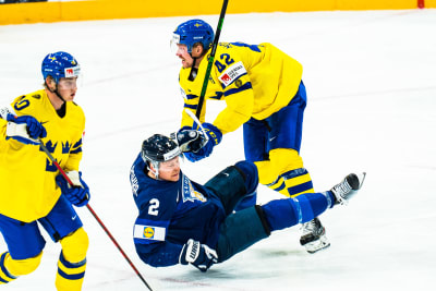 Ville Pokka ramlar i närkamp mot Sverige.