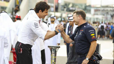 Toto Wolff och Christian Horner skakar hand.