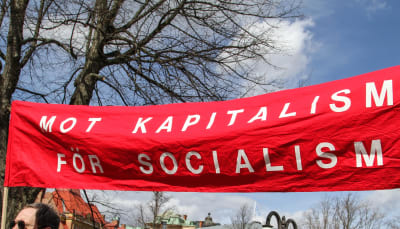 Socialistisk banner under en demonstration.