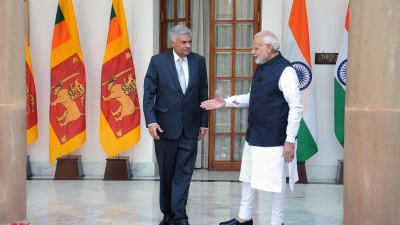 Sri Lankas premiärminister Ranil Wickremesinghe skakar hand med Indiens premiärminister Narendra Modi.  