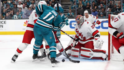 Antti Raanta räddar ett skott mot San Jose.