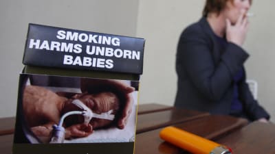 Ett tobakspaket med en varningsbild av ett nyfött barn i intensivvård.