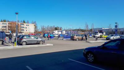 En parkeringsplats full med bilar.