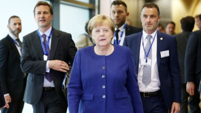 Allvarlig Angela Merkel på väg in på söndagens krismöte