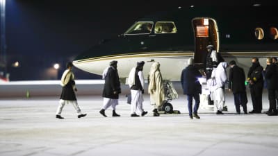 Den afghanska delegationen stiger ombord på ett flygplan från Oslo till Kabul.