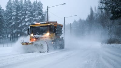 En snöplog röjer en väg i Åbo.