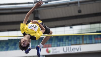Melwin Holm hoppar höjd i Göteborg.