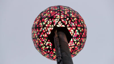 Vy nerifrån upp mot en kula vars yta består av ett stort antal små trianglar i flera färger. Den traditionella lysande kulan på Times Square i New York har testats inför nyårsfesten 2021.