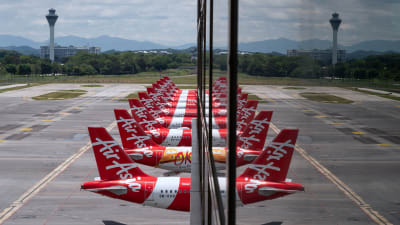 En rad fklygplan som står parkerade på flygplatsen i Kuala Lumpur
