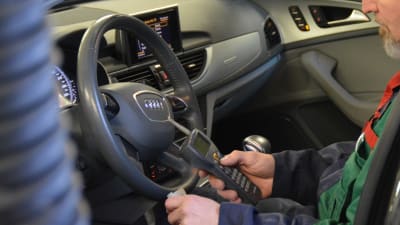 Bilmekanikern Kenth Österberg kontrollmäter bilavgaser innuti Audi