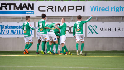 IFK Mariehamn firar ett mål.