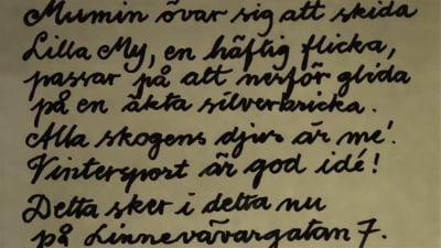 Juldekorationer i ett fönster i Gamla stan i Ekenäs.