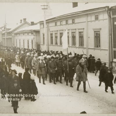 Oulun valtauksen jälkeen myös oululaisia koottiin Etelä-Suomen rintamalle. Ensimmäinen rintamalle lähtevä vapaaehtoinen valkoisten oululainen komennuskunta marssi kaupungin läpi rautatieasemalle kolme viikkoa Oulun valtauksen jälkeen 23. helmikuuta 1918.