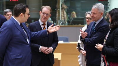 Utrikesministrar står och diskuterar inför ett möte i Bryssel