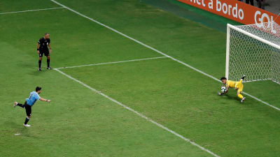 Perus målvakt räddar Luis Suarez straff