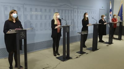 Regeringen Marin håller presskonferens.